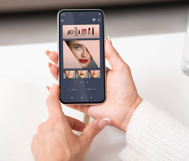 app di bellezza in realtà aumentata. donna che prova diversi colori del rossetto online - heads up display foto e immagini stock