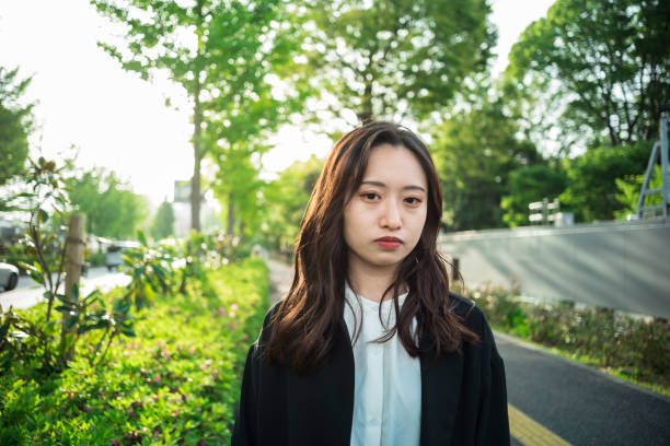 晴れた日に真剣に見える日本の若い女性の肖像画