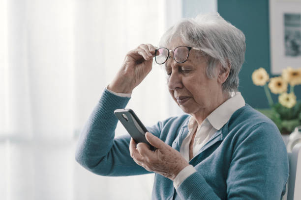 femme aîné ayant des problèmes de vision - eyesight photos et images de collection