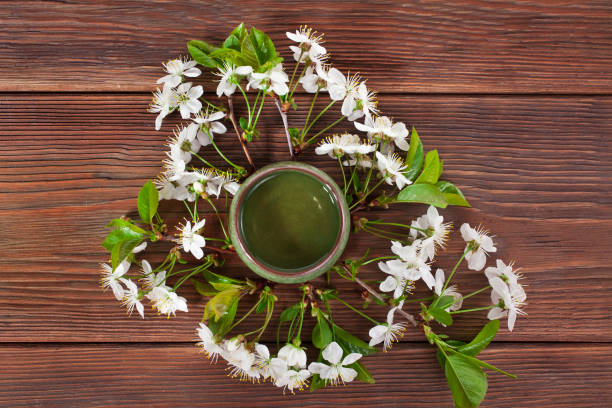 té verde en una taza de cerámica con flores de cerezo - green tea cherry blossom china cup fotografías e imágenes de stock