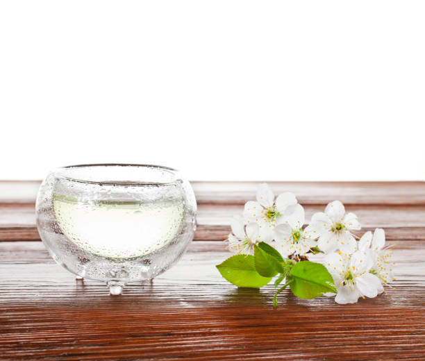 té verde en una taza termo con flores de cerezo - green tea cherry blossom china cup fotografías e imágenes de stock