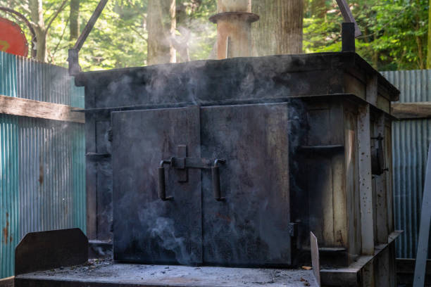 屋外焼却炉でゴミを燃やす写真。ダイオキシン世代。環境問題のイメージ - dioxin ストックフォトと画像