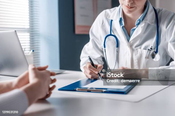 医師が医療処方箋を書く - 医師のストックフォトや画像を多数ご用意 - 医師, ヘルスケアと医療, 医療診断