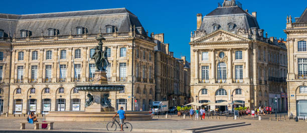 ボルドー・フランスのブルス広場、晴れた日の広場の中心部にある有名な噴水、レ・トロワ・グレースの景色 - stock exchange ストックフォトと画像