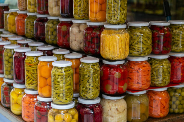 verschiedene konservierte eingelegte gemüse in gläsern - jar canning food preserves stock-fotos und bilder