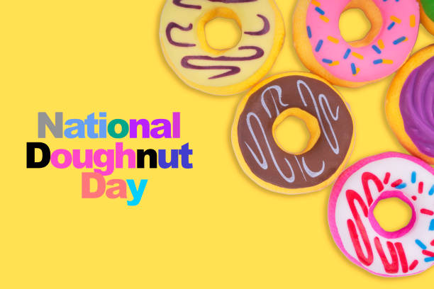 narodowy dzień pączka tekst na żółtym tle - donut glazed bakery unhealthy eating zdjęcia i obrazy z banku zdjęć