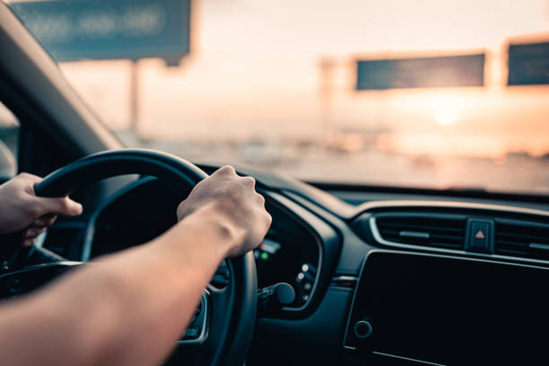 道路上の車を運転する男の手。 - multiple lane highway ストックフォトと画像