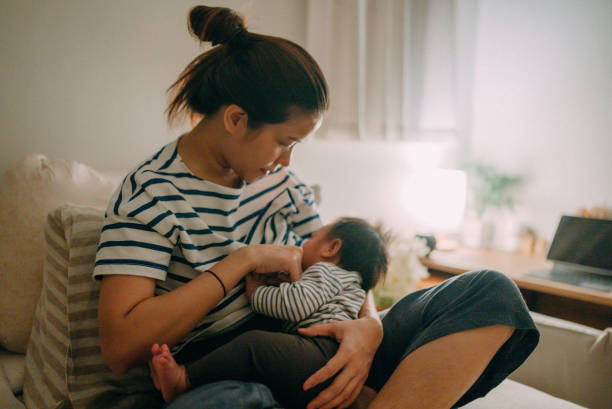 mãe amamentando bebê. - sucking asian ethnicity baby mother - fotografias e filmes do acervo