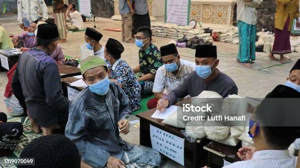Umat Islam Mengantri Untuk Membayar Zakat Fitrah Di Masjid Foto Stok - Unduh Gambar Sekarang