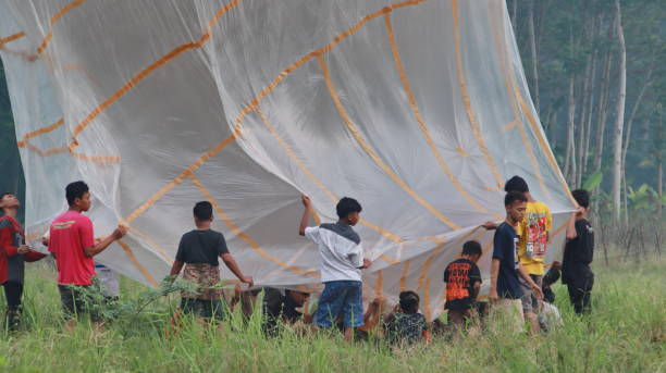 ジャワバルーンアトラクション。熱気球を準備する人 - traditional festival adventure air air vehicle ストックフォトと画像