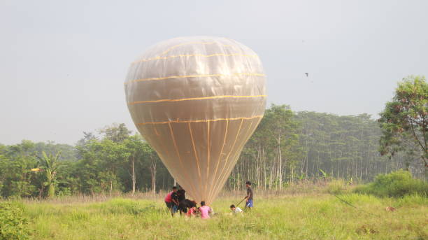 ジャワバルーンアトラクション。熱気球を準備する人 - traditional festival adventure air air vehicle ストックフォトと画像