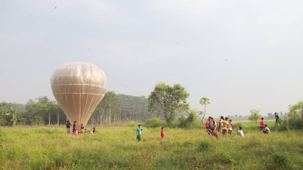 ジャワバルーンアトラクション。熱気球を準備する人 - traditional festival adventure air air vehicle ストックフォトと画像