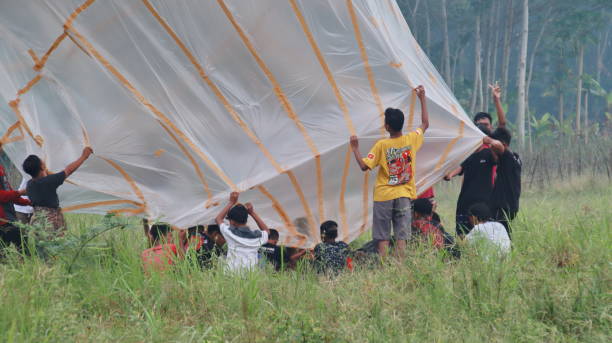 ジャワバルーンアトラクション。熱気球を準備する人 - traditional festival adventure air air vehicle ストックフォトと画像