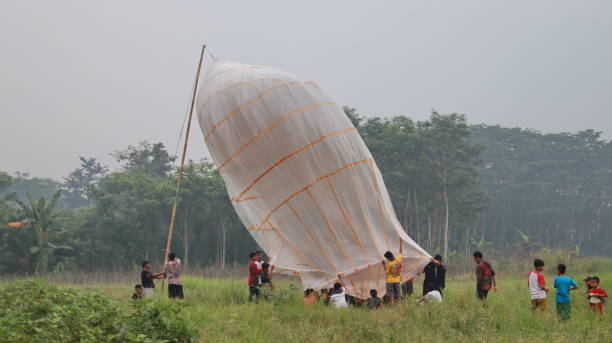 ジャワバルーンアトラクション。熱気球を準備する人 - traditional festival adventure air air vehicle ストックフォトと画像
