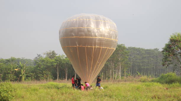 ジャワバルーンアトラクション。熱気球を準備する人 - traditional festival adventure air air vehicle ストックフォトと画像