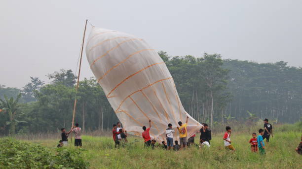 ジャワバルーンアトラクション。熱気球を準備する人 - traditional festival adventure air air vehicle ストックフォトと画像