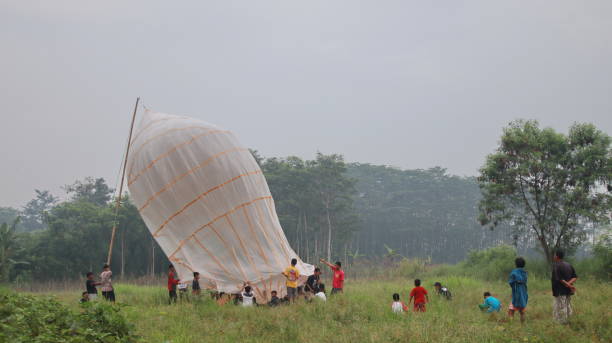 ジャワバルーンアトラクション。熱気球を準備する人 - traditional festival adventure air air vehicle ストックフォトと画像