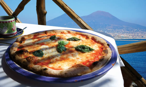 włoska pizza margarita serwowana na tarasie z widokiem na wulkan wezuwiusz, napoli, włochy - napoli zdjęcia i obrazy z banku zdjęć