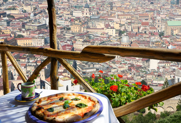 pizza place terrace with neapol view, włochy - napoli zdjęcia i obrazy z banku zdjęć