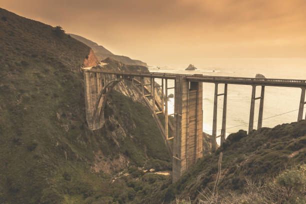 a antiga histórica ponte bixby creek, rodovia 1 carmel-by-the-sea - pacific coast highway - fotografias e filmes do acervo