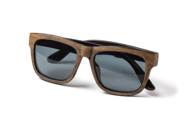 деревянные солнцезащитные очки изолированы на белом фоне - sunglasses wood black dark стоковые фото и изображения