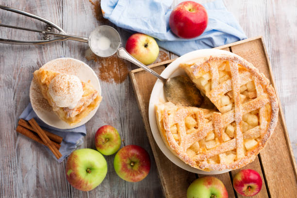 torta caseira de verão ou outono de maçã em fundo de madeira rústica. - apple pie apple baked cinnamon - fotografias e filmes do acervo