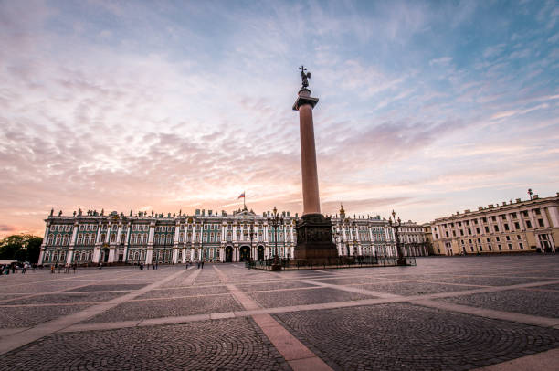 puesta de sol sobre la plaza principal y la columna de alejandro en san petersburgo, rusia - winter palace fotografías e imágenes de stock