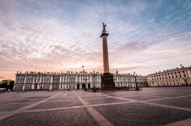 러시아 상트페테르부르크의 메인 스퀘어와 알렉산더 칼럼을 통해 일몰 - winter palace 뉴스 사진 이미지