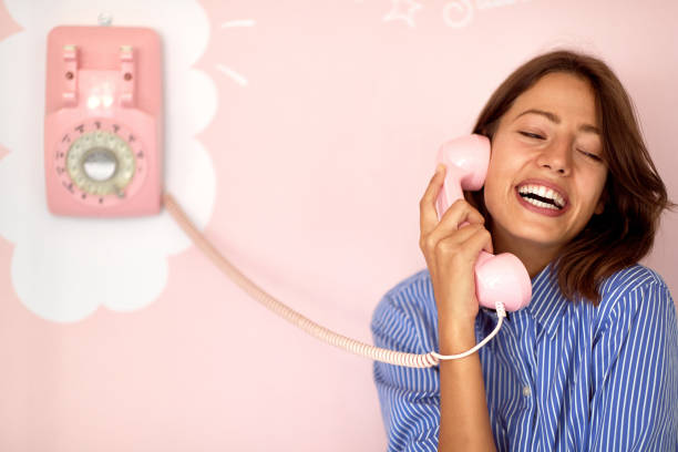 piękna młoda dziewczyna rozmawia na retro patrząc telefon wiszący na ścianie w cukierni. cukiernia, atmosfera - child retro revival old fashioned little girls zdjęcia i obrazy z banku zdjęć