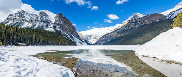 vista panorama do lago louise - lake louise national park landscape forest - fotografias e filmes do acervo