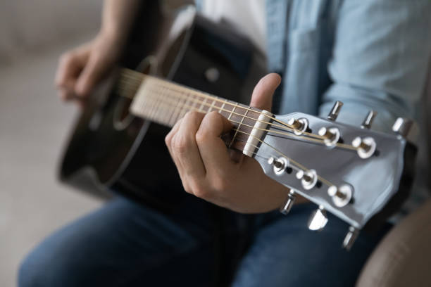 nahaufnahme mann spielt akustische gitarre, künstler musiker musik machen - men artist guitarist guitar stock-fotos und bilder