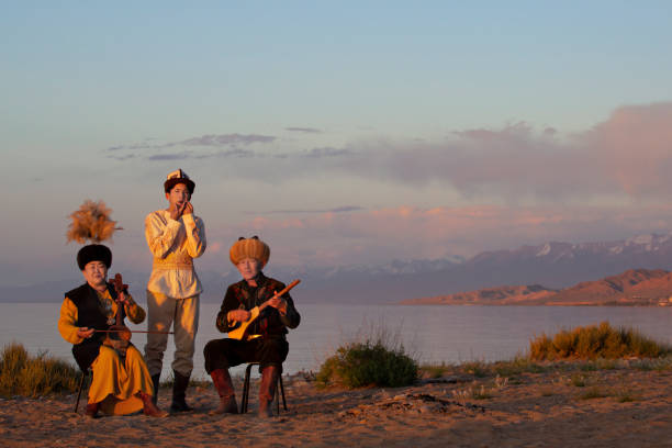 musiciens kirghizes, issyk kul, kirghizistan - folk song photos et images de collection