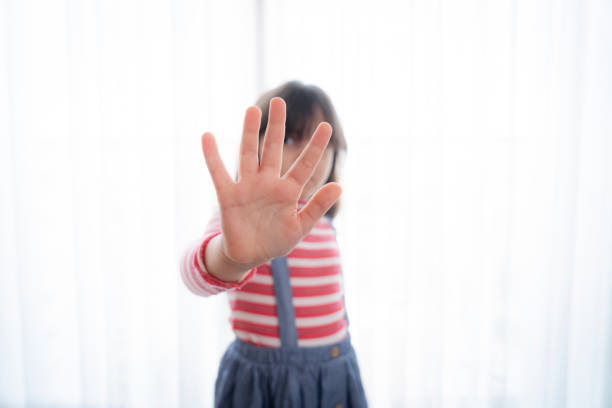 mädchen machen stop-geste - stop child stop sign child abuse stock-fotos und bilder