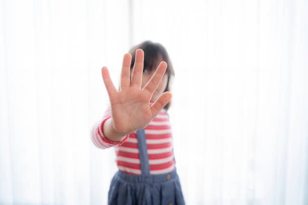 menina fazendo gesto de parada - stop child stop sign child abuse - fotografias e filmes do acervo