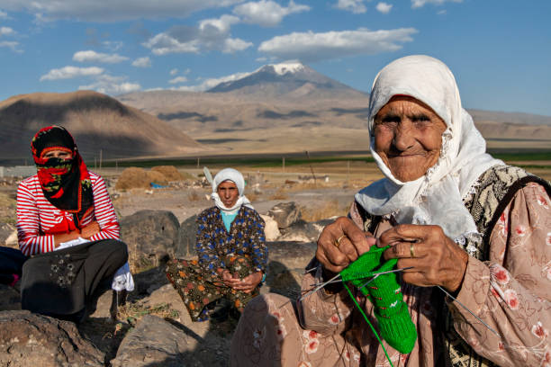 grupo de mulheres, dogubeyazit, turquia - headscarf islam senior adult east - fotografias e filmes do acervo