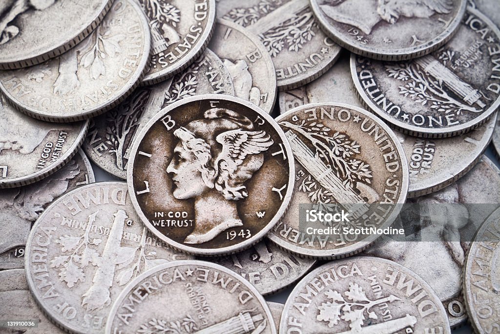 Pila di vecchie monete da 10 centesimi di dollaro & quarti argento - Foto stock royalty-free di Mercurio - Dio romano