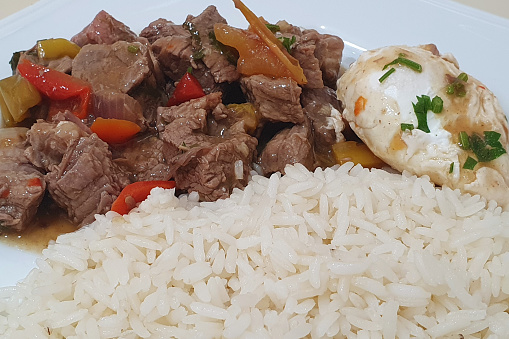 Brazilian dish made with red meat and served with white rice