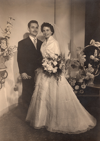 Foto vintage de principios de los años 50, joven pareja posando para su retrato formal de la boda de estudio photo