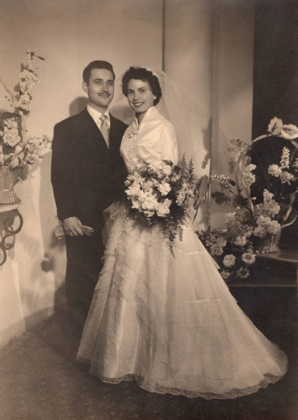 foto vintage de principios de los años 50, joven pareja posando para su retrato formal de la boda de estudio - esposa cónyugue fotos fotografías e imágenes de stock
