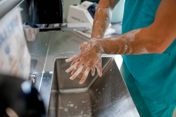 médico lavando las manos - scrubbing up fotografías e imágenes de stock