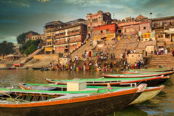 dashashwamedh ghat est le principal ghat sur la rivière ganga dans l’uttar pradesh. il est situé à proximité du temple de vishwanath. les gens qui participent à des rituels sacrés. - india ganges river indian culture varanasi photos et images de collection