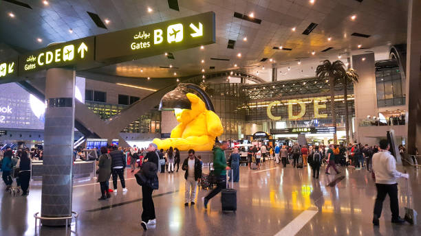 blick auf das terminal des internationalen flughafens hamad. - stargate stock-fotos und bilder