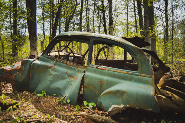 voiture abandonnée - car old rusty scrap metal photos et images de collection