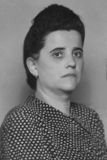 imagen tomada a principios de los años cuarenta, grave mujer madura en la cabeza - judaísmo fotos fotografías e imágenes de stock