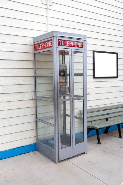 cabine telefônica antiga com placa em branco - coin operated pay phone telephone communication - fotografias e filmes do acervo