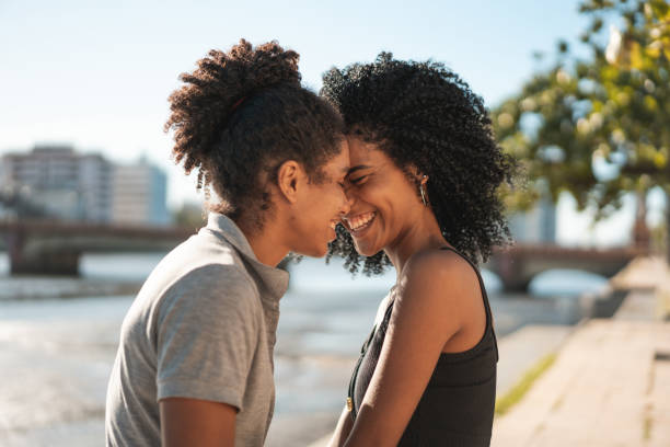 casal do mesmo sexo - rubbing noses - fotografias e filmes do acervo