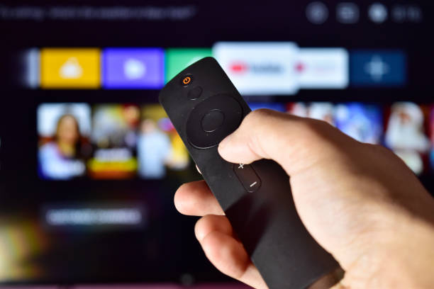 changer de chaîne sur smart tv - zapping photos et images de collection