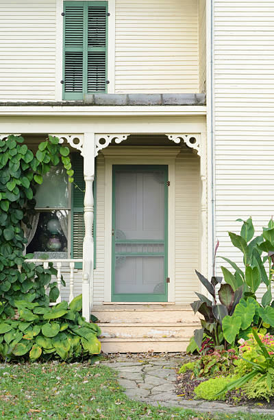 przednie wejście do dom w gospodarstwie rolnym wybudowany w latach 90., northern illinois - screen door door porch house zdjęcia i obrazy z banku zdjęć