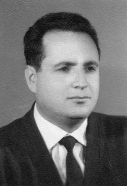 vintage portrét obrázku, fotografie ze studia, na které se zamyšlený muž dívá pryč - brazilská etnická příslušnost fotky - stock snímky, obrázky a fotky