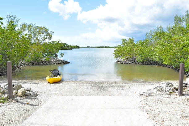 un kayak sur un site de lancement - boat launch photos et images de collection